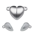 Macro-opname van matte zilveren hartvormige magnetische sluitingen voor DIY-sieraden - 5 Stuks / Zilverijs