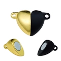 Macro-detail van hartvormige magnetische sluitingen voor DIY-sieraden - 5 Stuks / Zwart & Goud