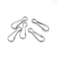 Vista detallada de cinco ganchos de resorte de metal plateado para llaveros y bolsos - 1.6cm (100 Unidades) / Blanco K/Plata