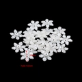 Vista dettagliata di perle a fiore in resina bianca da 18 mm con foro da 1,6 mm per il fai da te - Fiore a sei petali (18mm) / 20 Pezzi/Confezione