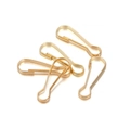 Primer plano de cinco cierres de mosquetón dorados para bolsos y bisutería DIY - 1.6cm (100 Unidades) / Oro KC