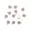 Detalle de colgantes de flores en esmalte lavanda con bordes dorados para crear bisutería - Flor Púrpura