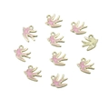 Detalle de los colgantes de golondrina en esmalte rosa con acabado dorado para joyas - Golondrina Rosa
