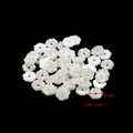 Dettaglio macro di petali di fiori in perla ABS bianca da 11mm con foro da 1,5mm per fai da te - Fiore a sei petali (11mm) / 20 Pezzi/Confezione