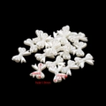 Dettaglio macro di perle a fiocco bianco crema per DIY con altezza 18mm e foro da 1,9mm - Fiocco / 20 Pezzi/Confezione