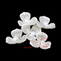 Dettaglio di perle a fiore 34x35mm con foro 1,9mm per gioielli fai-da-te e accessori capelli - Fiore a tre petali (34mm) / 20 Pezzi/Confezione