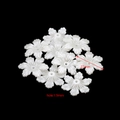 Dettaglio perla a fiore bianco da 27mm con foro da 1,9mm per creazione gioielli DIY - Fiore a cinque petali (Grande) / 20 Pezzi/Confezione