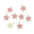 Gedetailleerd beeld van roze emaille zeesterbedeltjes met gouden metaaltextuur en smileys - Zeester Stijl / 10 Stuks Verpakking
