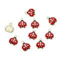 Macro-opname van rode emaille lieveheersbeestje bedeltjes voor DIY-sieraden en hobby's - 10 Stuks Verpakking / Rood