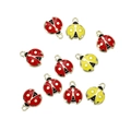 Platte weergave van kleurrijke lieveheersbeestje-emaille bedels met gouden rand voor sieraden - 10 Stuks Verpakking / Meerkleurig