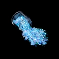 Macro detail van blauwe iriserende pailletten in hartvorm voor DIY nagelkunst en hars - Schelpen Oceaan