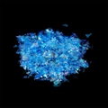 Makroaufnahme von irisierenden blauen Nagelflocken mit holografischem Schimmereffekt - Blau