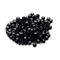 Nahaufnahme schwarzer Acryl-Rundperlen mit weißem Buchstaben G für DIY-Schmuck - Black Round White Letter G / 100er Pack