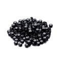 Makroaufnahme schwarzer Acrylperlen mit weißem Buchstaben H für DIY Schmuckherstellung - Black Round White Letter H / 100er Pack