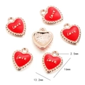 Set mit sechs herzförmigen roten Emaille-Anhänger mit Love-Schriftzug für DIY-Schmuck - Liebestext / 10er Pack