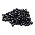 Makroaufnahme schwarzer Acrylperlen mit weißem Buchstaben O oder 0 für DIY-Schmuck - Black Round White Letter O / 100er Pack