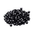 Makroaufnahme einer schwarzen flachen runden Acrylperle mit weißem Buchstaben P für DIY - Black Round White Letter P / 100er Pack