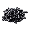 Makroansicht von runden schwarzen Acrylperlen mit weißem Buchstaben Q für DIY-Schmuck - Black Round White Letter Q / 100er Pack