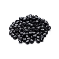 Makroaufnahme schwarzer Acrylperlen mit weißem Buchstaben S für DIY-Schmuckherstellung - Black Round White Letter S / 100er Pack