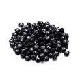 Nahaufnahme der schwarzen Acrylperle mit weißem Buchstaben T für DIY-Schmuck - Black Round White Letter T / 100er Pack