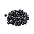 Detailaufnahme runder schwarzer Acrylperlen zum Basteln mit weißem Buchstaben U Dekor - Black Round White Letter U / 100er Pack