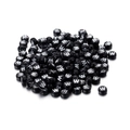 Makrofoto von flachen runden schwarzen Acrylperlen mit weißem Buchstaben W für DIY-Schmuck - Black Round White Letter W / 100er Pack