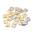 Primer plano de colgantes cuadrados de acero inoxidable en oro y plata para joyería DIY - Multicolor