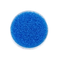 Vue macro de perles de rocaille en verre bleu foncé transparent 2mm pour bijoux - 1800 Pièces/Paquet (2mm/18g) / Bleu brillant