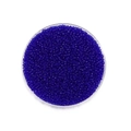 Vue de dessus des perles de rocaille en verre bleu foncé 2mm dans une boîte de rangement - 1800 Pièces/Paquet (2mm/18g) / Bleu royal