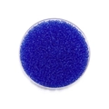 Vue détaillée de perles de rocaille bleues dans un récipient rond transparent en verre - 1800 Pièces/Paquet (2mm/18g) / Bleu clair