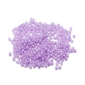Primer plano de cuentas de vidrio lavanda de 3mm con acabado perlado para bisutería casera - Púrpura