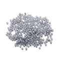 Vista macro detallada de cuentas de vidrio gris plata de 3mm con acabado perlado metalico - Gris