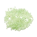 Vista macro de cuentas de vidrio verde claro nacarado de 3mm para hacer bisutería - Verde