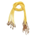 Detalle de cordón encerado amarillo con cierre de langosta dorado y extensión - Amarillo