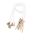 Detalle de cordones de cera trenzados blancos con cierres de langosta dorados y cadenas - Grosor: 1.5mm / Longitud de Cadena: 45+5cm / Blanco