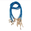 Detalle de cordones de cera azul de 45cm con cierres de langosta dorados y cadenas - Verde azulado