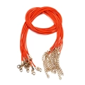 Detalle de cordones trenzados naranjas con cierres de langosta dorados y cadenas de extensión - Naranja