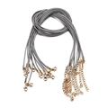 Primer plano de collares de cordón encerado gris con cierres de langosta dorados - Gris