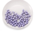 Gros plan de perles gouttes en acrylique violettes facettées avec revêtement nacré au plat - Perles Facettées en Goutte / 50 Pièces/Paquet (8*13mm) / Violet