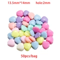 Dettaglio macro di perle acriliche a cuore macaron per gioielli fai da te, set da 50 - Grandi Perline Miste A Cuore