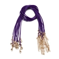 Detalle de collares de cordón de cera morado con cierres de langosta dorados y cadena - Púrpura profundo