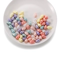 Détail macro de perles acryliques facettées aux tons macaron sur une assiette en céramique - Perles Facettées en Goutte / 50 Pièces/Paquet (8*13mm) / Rose vif