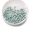 Gros plan de perles gouttes en acrylique facetté bleu ciel 8x13mm pour bijoux DIY - Perles Facettées en Goutte / 50 Pièces/Paquet (8*13mm) / Bleu