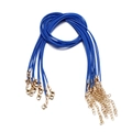 Detalle de cordones de cera trenzada azul con cierres de langosta dorados y cadena - Azul