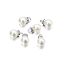 Detalle de seis colgantes de perlas blancas con aros plateados y circonitas brillantes - 8mm (Paquete de 5) / Bucle Plateado Perla de Alto Brillo