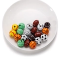 Macro de perles en bois sur le thème du sport avec basket et football dans un bol blanc - Style de Ballon de Sport Mixte