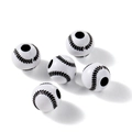 Vue macro de 5 perles de baseball blanches avec coutures noires pour bijoux DIY - Style de Baseball en Acrylique (Couture Noire)