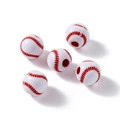 Détail de 5 perles en bois blanc avec motif de baseball et coutures rouges pour bijoux DIY - Style de Baseball en Acrylique (Couture Rouge)
