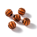 Vue macro de cinq perles de basket-ball orange avec texture noire pour bijoux DIY - Style de Basketball en Acrylique Orange