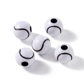 Gros plan de perles rondes en bois blanc avec motifs de baseball noirs et trous de fil - Style de Tennis à Ligne Noire